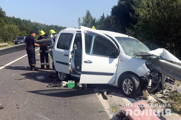 На Хмельниччині відбійник прошив автомобіль Renault Kangoo.     40-річна жінка   загинула,  її 43-річного чоловіка  госпіталізували, їхні діти не постраждали