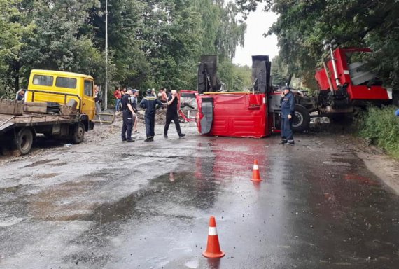 На Івано-Франківщині перекинувся  автомобіль пожежників. Шестеро постраждалих