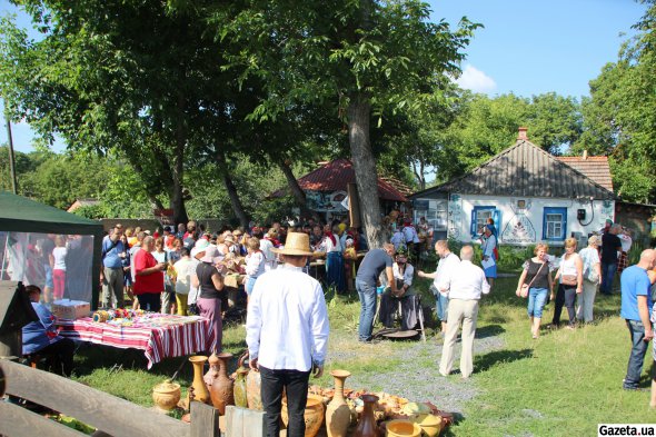У селі Опішня на Полтавщині провели восьмий етногастрофестиваль "Борщик у глиняному горщику"