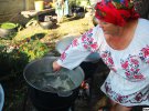 Людмила Галлий с Днепропетровщины готовит красный борщ с вареными яйцами и сливками