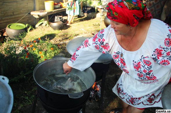 Людмила Галлий с Днепропетровщины готовит красный борщ с вареными яйцами и сливками