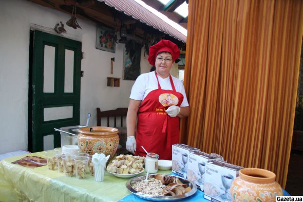 Полтавка Лариса Одольник приготувала ізраїльський холодний борщ зі свіжими огірками та мацою