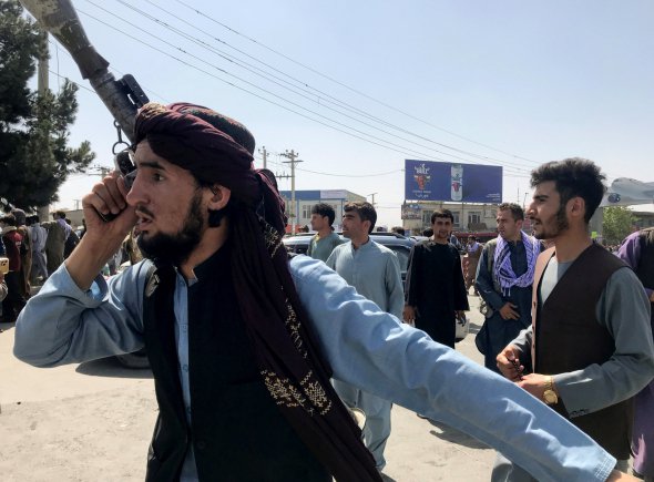 Таліби біля аеропорту в Кабулі, звідки евакуювали західних громадян 