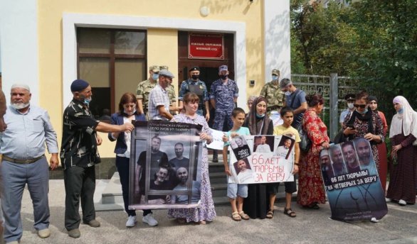 Кримсько-татарські активісти влаштували акцію біля будівлі суду у Ростові-на-Дону. Фото: "Кримська солідарність"