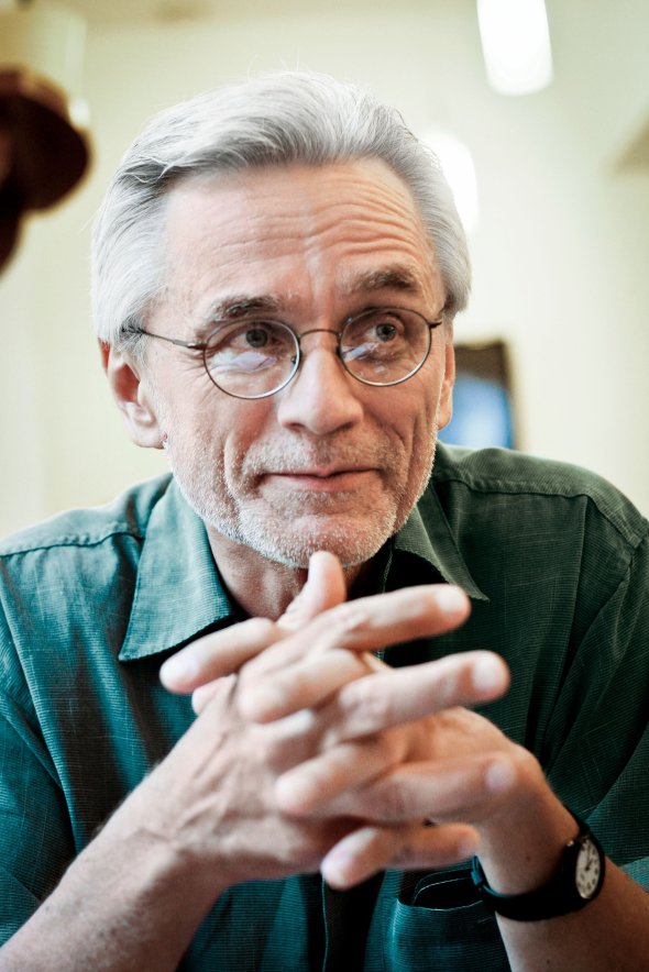 Олександр МОТИЛЬ, 67 років, історик, політолог, письменник. Народився 21 жовтня 1953-го в Нью-Йорку. Батьки родом зі Львівщини. Вивчав історію та живопис у Колумбійському університеті. 1984-го захистив докторську дисертацію з політичних наук. Професор у Ратгерському університеті, США. Викладав у Колумбійському, Гарвардському, Університеті Лихаю. Із доктором Ксенею Кебузинською видав хрестоматію про масові вбивства НКВД політичних в’язнів у Західній Україні влітку 1941 року. Автор досліджень ”Кінці імперії”, ”Пострадянські нації”. Видав збірку статей, блогів і колонок ”Україна проти Росії”. Пише картини, романи й вірші. Опублікував збірки поезій ”Точки зникнення”, ”Переживання”. Автор романів ”Остання битва Пітуна”, ”Ардор”, ”Вовочка”, ”Фолл-Рівер”, ”Солодкий сніг”, ”Моя Орхідія”, ”Єврей, який був українцем”, ”Легковажність”, ”Хто вбив Андрія Ворголу” та ”Горілчаний отець”. 2019-го став лауреатом літературної премії Омеляна й Тетяни Антоновичів. Її щорічно присуджують за твори українською мовою та українознавчі дослідження. Розлучений. Донька Катерина захистила докторську дисертацію в Чиказькому університеті, професорка історії. Живе в Нью-Йорку