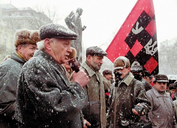 Степан Хмара виступає на мітингу, організованому громадським комітетом акції ”Україна без Кучми”, у центрі Львова. 18 лютого 2001 року