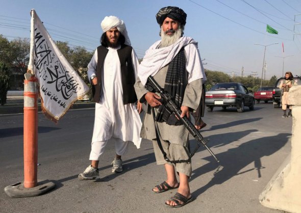 Таліби біля будівлі МВС Афганістану в Кабулі, 16 серпня 2021 року 