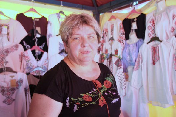 Львовянка Елена Гнидец привезла на Сорочинскую ярмарку вышиванки влавного бренда "Пикколо"