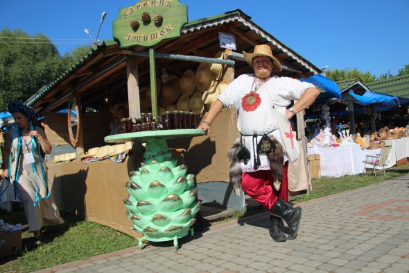 Игорь Прилуцкий продает варенье из шишек в оригинальном костюме
