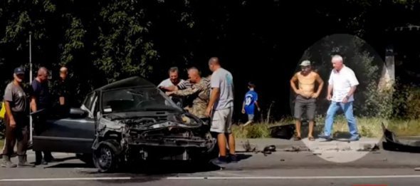 Бізнесмен Петро Димінський одразу після аварії вийшов із авто. На фото  - праворуч у білій сорочці