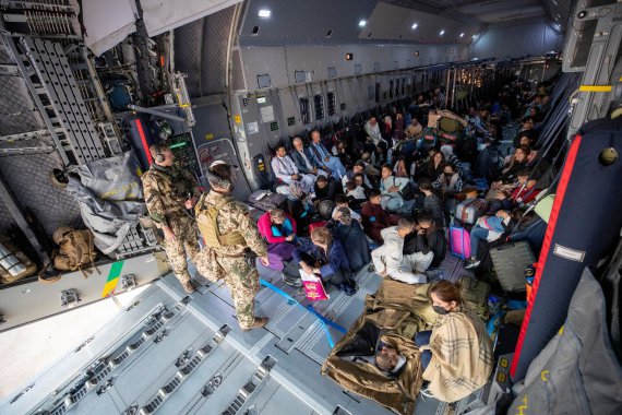 Британські громадяни та особи з подвійним громадянством, які проживають в Афганістані, сідають в військовий літак для евакуації з аеропорту Кабула