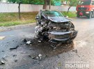 У Чернівецький області працівник митниці 28-річний Вадим Недуга за кермом Opel протаранив Audi. 21-річна пасажирка останнього загинула, водій скалічився. А Недуга втік, покинувши авто. Його розшукують