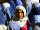 Молода афганка вперше показала своє обличчя на публіці після п'яти років дії законів шаріату, після повалення талібів. Центрі роздачі продуктів харчування, Кабул, 14 листопада 2001 року