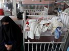 Новорожденные дети, потерявшие матерей во время нападения на родильный дом, лежат на кровати в больнице в Кабуле, 13 мая 2020 года