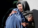 Афганские женщины скорбят в больничном комплексе после теракта талиба-смертника в Кабуле, 28 декабря 2017 года