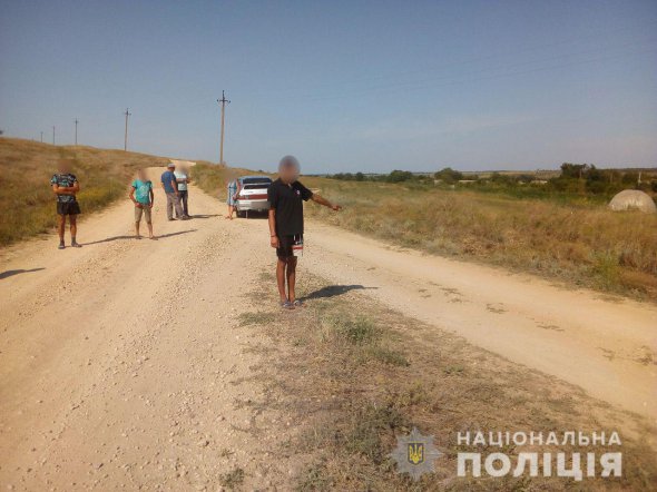 На Николаевщине трое выследили, похитили и избили за селом 17-летнего парня