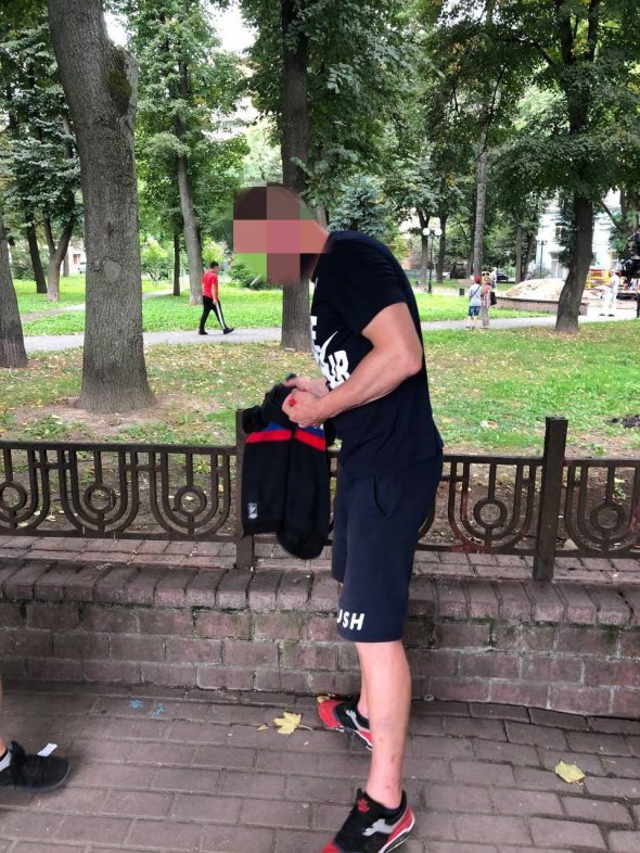 В Івано-Франківську помітили агресивного нетверезого чоловіка   у футболці з російським триколором