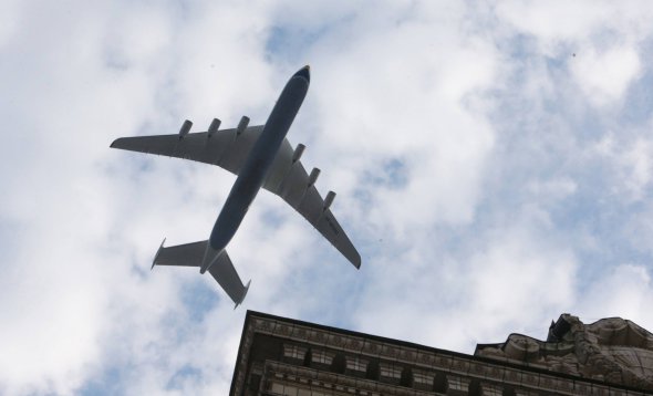 Над центром столиці пролетіла авіація. Фото: Сергій Старостенко, Gazeta.ua