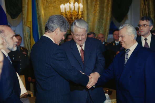 Президенты США Билл Клинтон (слева), России Борис Ельцин и Украины Леонид Кравчук (справа) приветствуют друг друга по случаю подписания соглашения о вывозе из Украины всего ядерного оружия