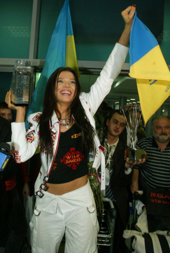 После победы на Евровидении боксер Виталий Кличко вручал Руслане в Лас-Вегасе награду World Music Awards - «Всемирную музыкальную награду» за наибольшее количество проданных альбомов «Дикие Танцы» в мире