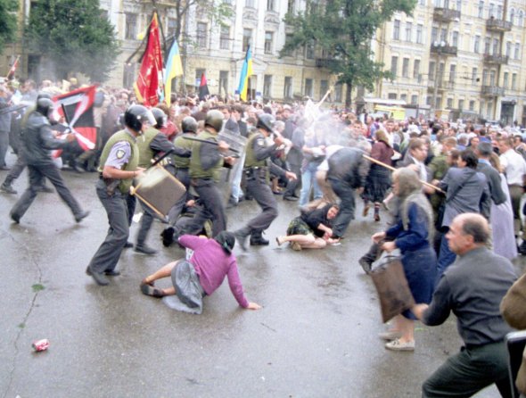 14 липня 1995 року Святішого Патріарха Київського і всієї Руси-України Володимира знайшли  мертвим. Керівництво Київського патріархату вирішило поховати померлого   на території Софіївського собору.  Леонід Кучма   дав команду не допустити похорону Патріарха на території собору  