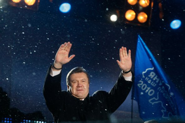25 февраля 2010 четвертый президент Украины вступил в должность. Когда Виктор Янукович шел на инаугурацию, двери Верховной Рады сами закрылись буквально перед ним