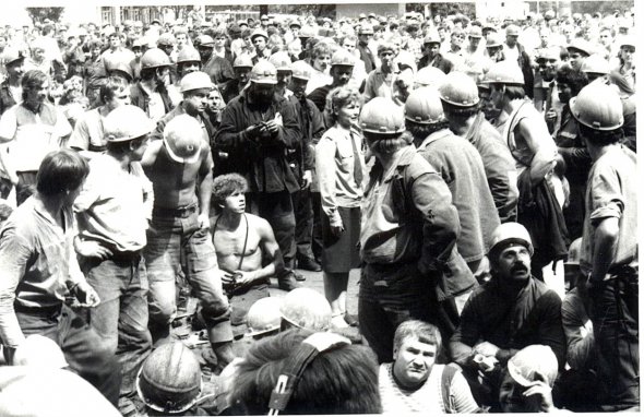 Тридцать лет назад на Донбассе начались массовые шахтерские забастовки. Полмиллиона горняков приостановили работу
