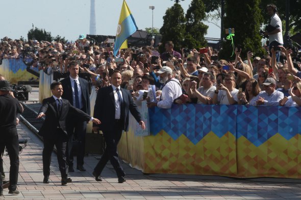 «Стадіон так стадіон» - фраза п’ятого президента Петра Порошенка стала крилатою, після того, як його  на НСК «Олімпійський»  запросив на дебати кандидат у президенти,   комік і актор Володимир Зеленський.  А вже за 17 днів стає відомо, що Зеленський перемагає в другому турі виборів з результатом 72,7%