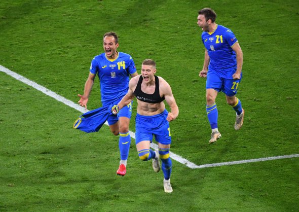 Гол 24-летнего Артема Довбика (на фото в центре), забитый на 121-й минуте во время матча сборной Украины со Швецией, стал самым поздним забитым победным мячом в истории чемпионатов Европы
