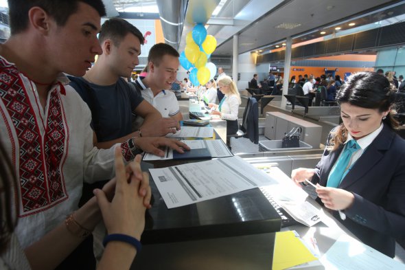 Украинцы, которые имеют биометрические паспорта, могут приезжать в страны ЕС с деловой или туристической целью или по  семейным делах на срок до 90 дней в течение 180-дневного периода в течение года