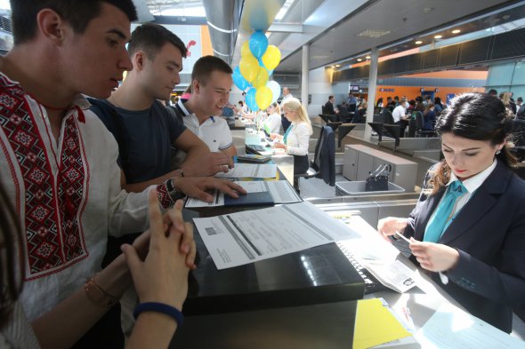 Украинцы, которые имеют биометрические паспорта, могут приезжать в страны ЕС с деловой или туристической целью или по семейным делах на срок до 90 дней в течение 180-дневного периода в течение года