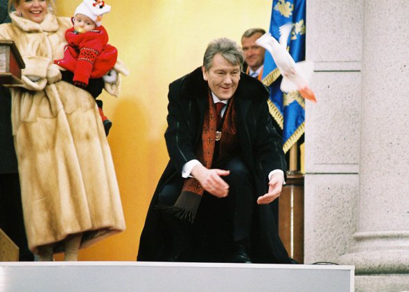 Церемонию инаугурации третьего президента Украины Виктора Ющенко транслировали в прямом эфире шесть телеканалов