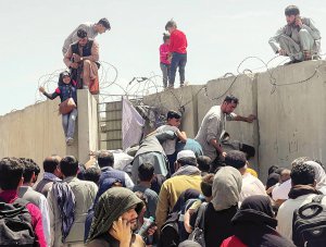 Афганці намагаються перелізти через бетонний паркан, щоб потрапити в міжнародний Кабульский аеропорт. Хочуть утекти з країни, яку захопили ­таліби