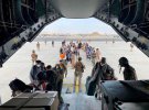 Афганцы и граждане Испании садятся на военный самолет в рамках эвакуации в международном аэропорту Хамида Карзая в Кабуле, Афганистан, 18 августа.