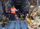 Эвакуированные из Афганистана прибывают на транспортном самолете Airbus A400 немецких ВВС Люфтваффе в Ташкенте, Узбекистан.