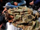 Афганский ребенок спит на грузовом полу C-17 Globemaster III ВВС США, которого согревает униформа летчика первого класса Николаса Барона, начальника погрузки C-17, во время эвакуационного полета из Кабула, Афганистан.