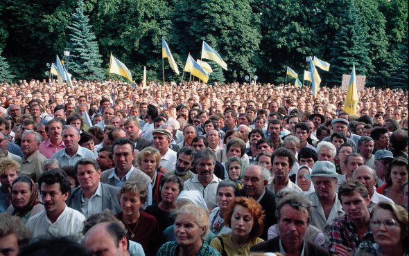 Тисячі людей зібралися в Києві перед Верховною Радою 29 серпня 1991 року на мітинг за курс на незалежність країни. На Всеукраїнському референдумі 1 грудня того ж року за це висловилися 90,32 відсотка громадян