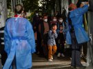 Люди, евакуйовані з Кабула, йдуть до намету, щоб пройти тестування на коронавірус після прибуття в Доберлуг-Кірхгайн, Німеччина, 20 серпня 2021 року