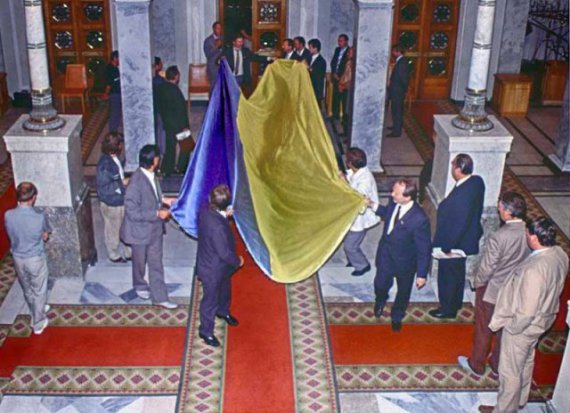 Внесення прапора України в стіни Верховної Ради 24 серпня 1991-го. Фото Єфрема Лукацького
