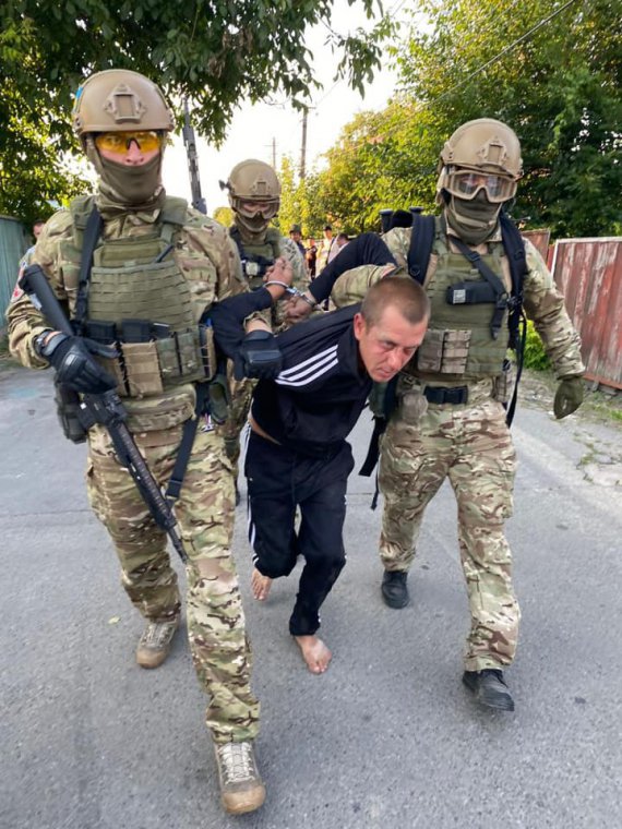 На Київщині затримали 34-річного чоловіка, який підпалив будинок цивільної дружини й погрожував гранатою поліцейським