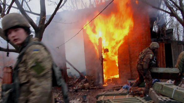 Документальний фільм «Зошит війни» змонтований з відеозаписів, знятих 18-ма українськими військовими. Спеціальний показ стрічки відбудеться у День Незалежності