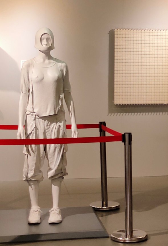 Скульптура Марисы Альбанезе указывает на сочетание силы и хрупкости женской фигуры. Показывают на выставке "Шелковый путь. Искусство и современные художники из Италии" в Музее истории Киева.