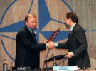 Президент Украины Леонид Кучма и генсек НАТО Хавьер Солана после подписания Хартии о партнерстве, июль 1997 года.