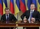 Виктор Янукович подписал с Россией соглашение, по которому срок пребывания Черноморского флота РФ в Севастополе продлили с 2017-го до 2042 года с автоматическим продлением на 5 лет. Харьков, апрель 2010 года.