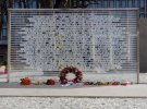 Мемориал с именами 77 погибших в теракте в правительственном квартале Осло, где произошел взрыв