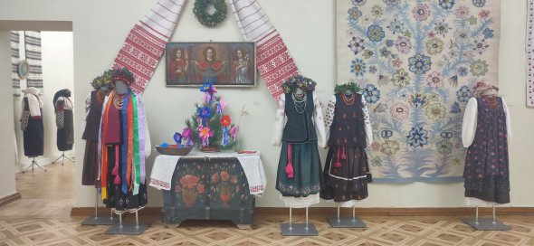 Свадебный наряд отличалось венком и бусами. Представили на выставке "Под знаком Берегини. От традиции к бренду" в киевском музее Шевченко.