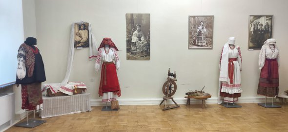 Традиционные женские костюмы конца XIX-начала XX века в различных регионах Украины имели свои особенности. Представили на выставке "Под знаком Берегини. От традиции к бренду" в киевском музее Шевченко.