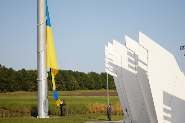 У флагштока с национальным флагом размещен артобъект, где расположено 25 стальных крыльев. Они олицетворяют 24 области Украины и Украинской Крым