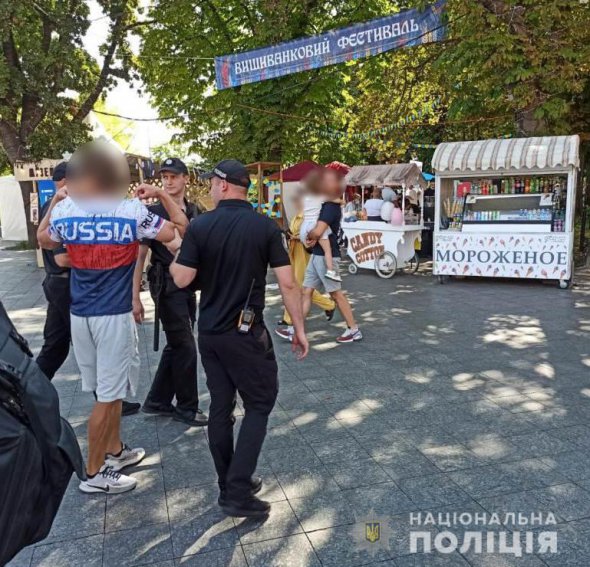 В Одесі  іноземець влаштував провокації під час церемонії підняття прапора