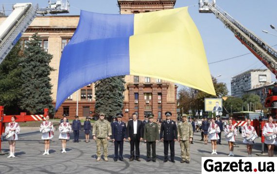 Наибольший флаг в Днепре подняли на высоту 20 м